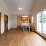 沼津市松沢町|高台にあるオークフロアと漆喰の家。施工例04