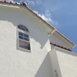 アーチ窓のある家。施工例